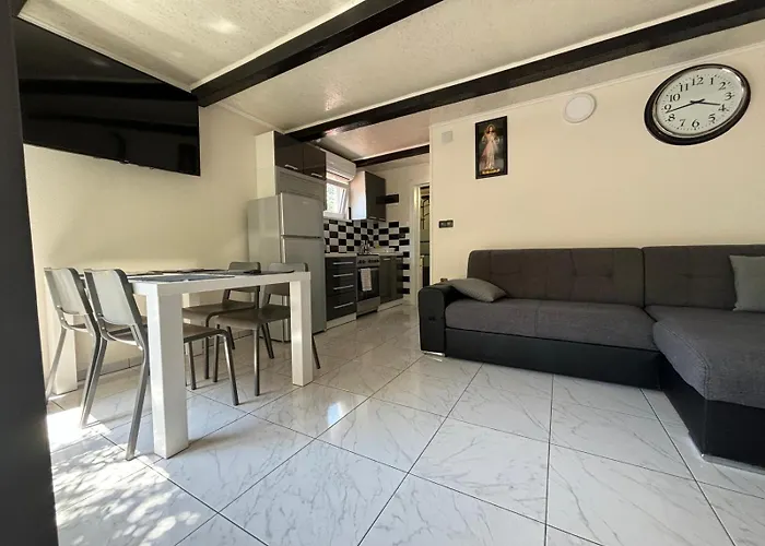 Bosnjak * Стариград-Пакленица